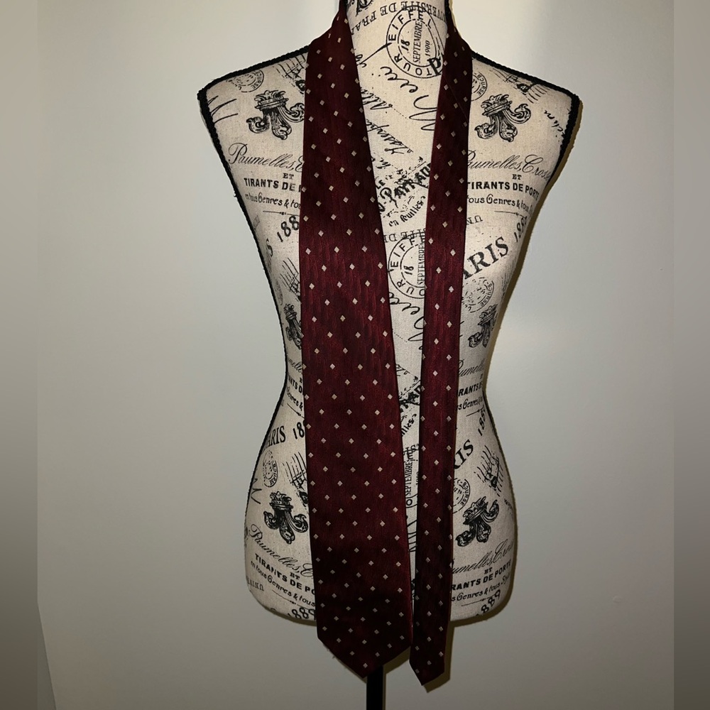 Hugo Boss 100% Silk Burgundy Diamond Print Men’s Tie/Classic Luxury